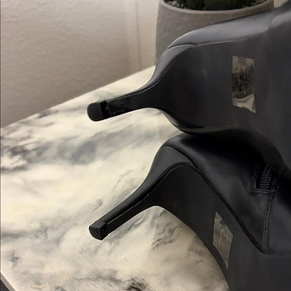 Women's Black Pointed-Toe Zip Ankle Booties - Picture 7 of 10